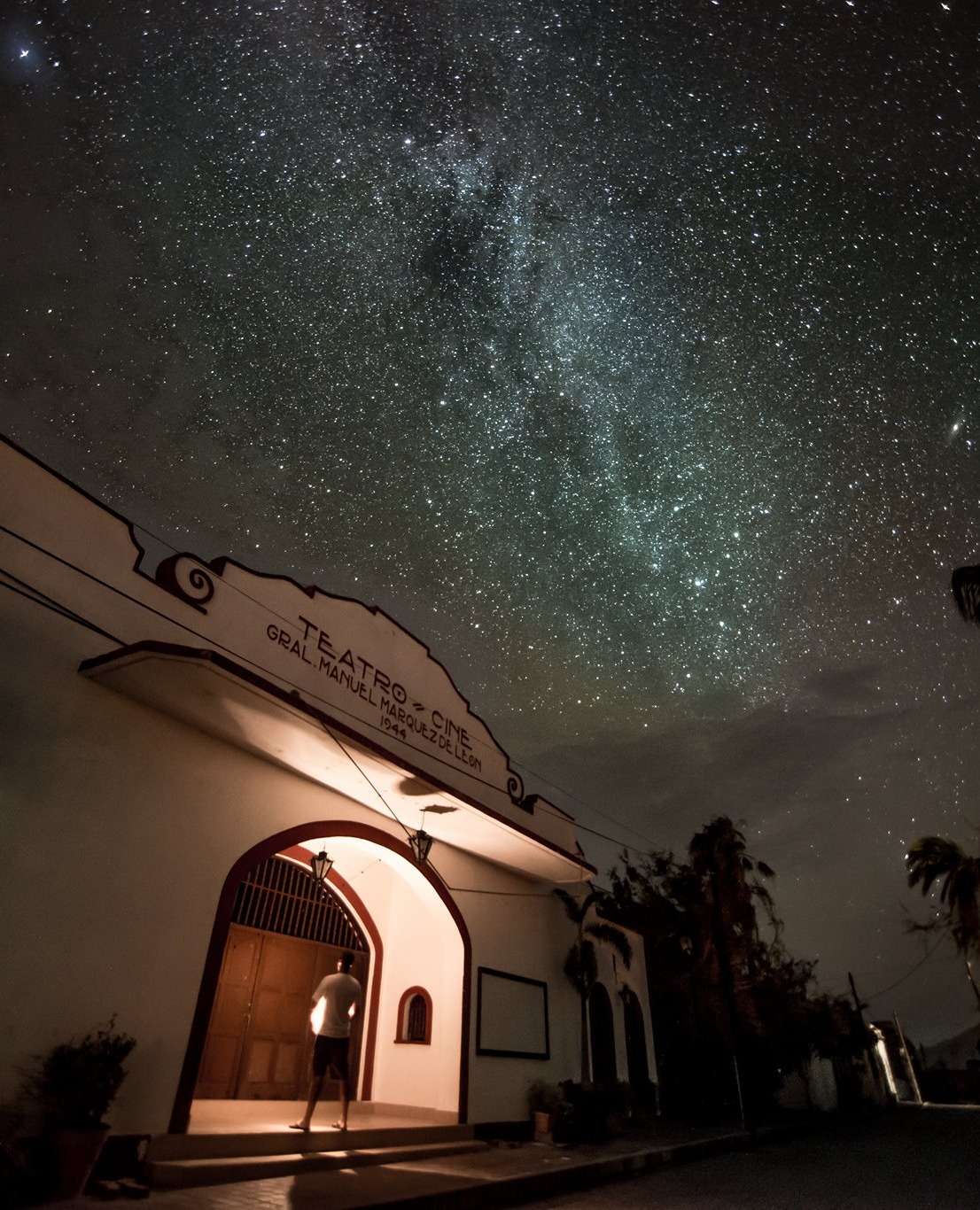 Teatro y Cine de Todos Santos de noche